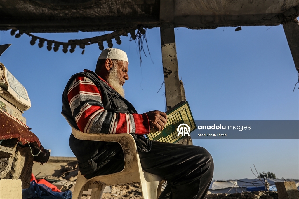 Filistinliler, ramazan ayını yıkılan cami enkazında Kuran-ı Kerim okuyarak geçiriyor