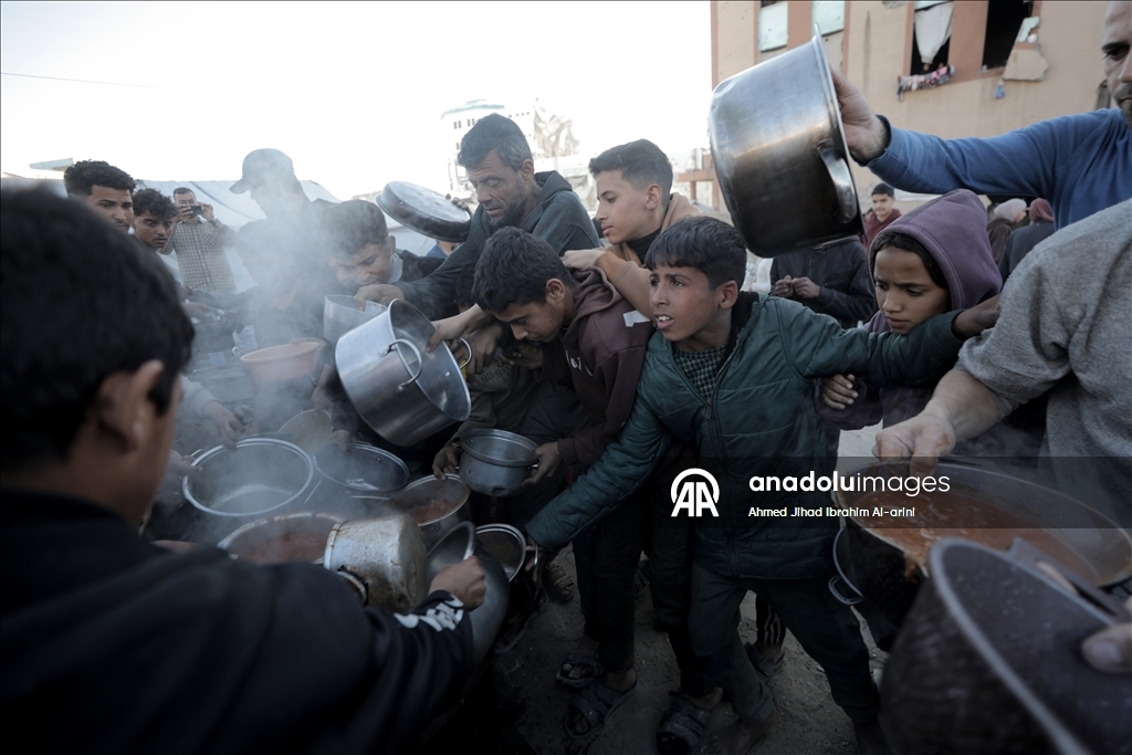Gazze'de yerinden edilmiş Filistinlilere sıcak yemek dağıtımı yapıldı