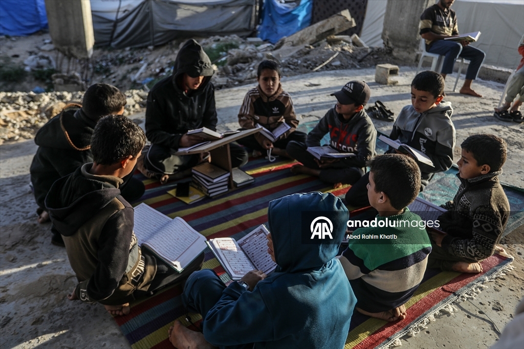 Filistinliler, ramazan ayını yıkılan cami enkazında Kuran-ı Kerim okuyarak geçiriyor