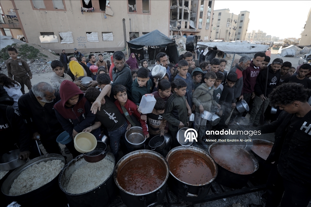Gazze'de yerinden edilmiş Filistinlilere sıcak yemek dağıtımı yapıldı