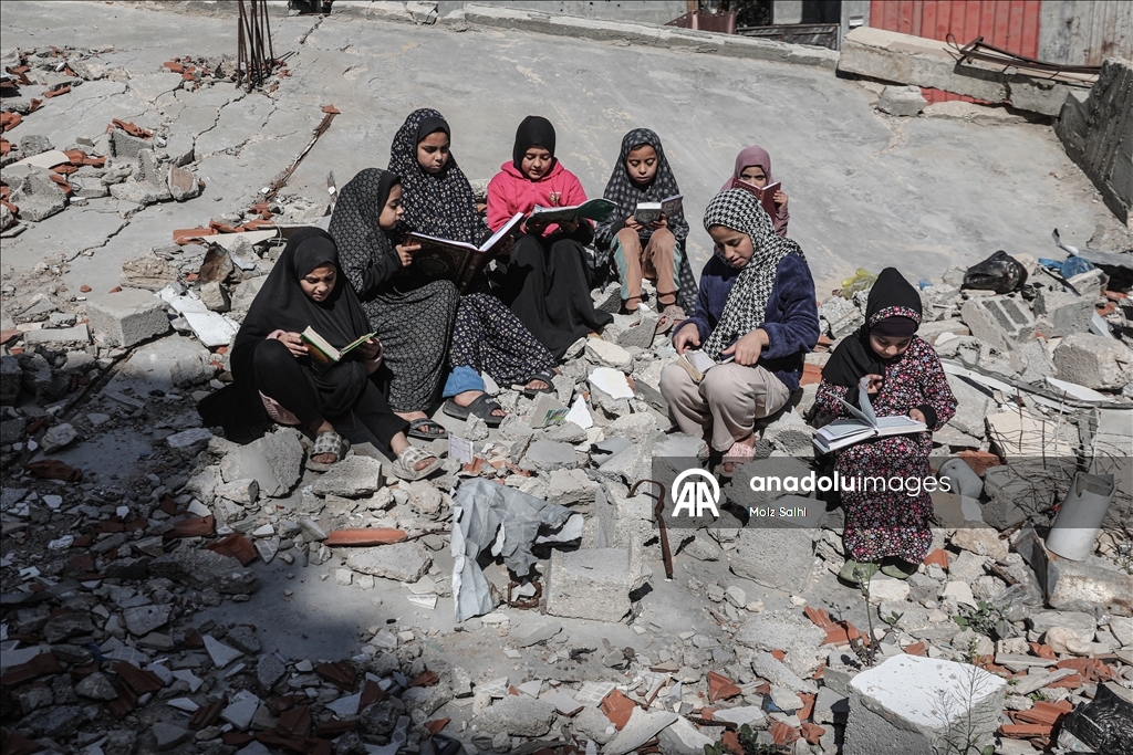 Палестинские дети проводят Рамазан, читая Коран среди руин разрушенной мечети