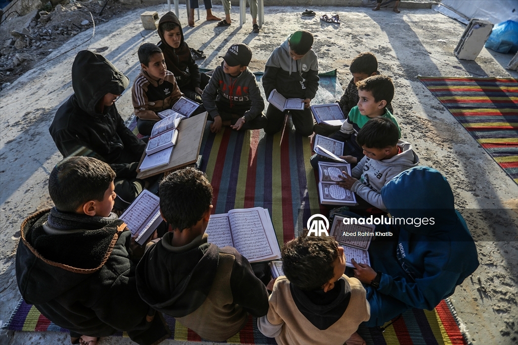 Filistinliler, ramazan ayını yıkılan cami enkazında Kuran-ı Kerim okuyarak geçiriyor