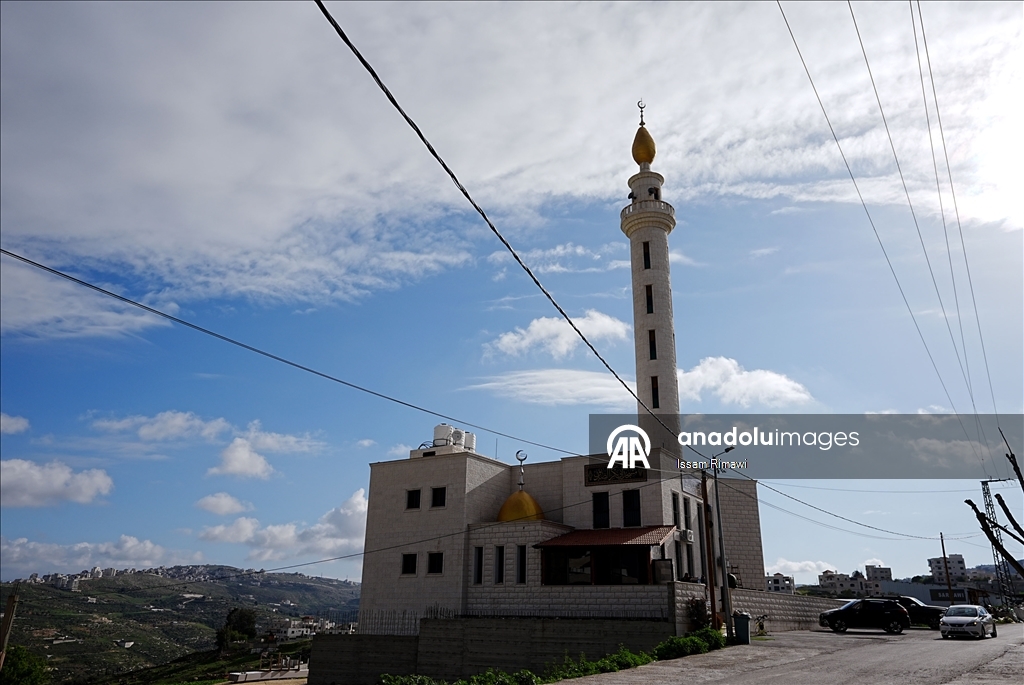 مستوطنون إسرائيليون يحرقون أجزاء من مسجد شمالي الضفة