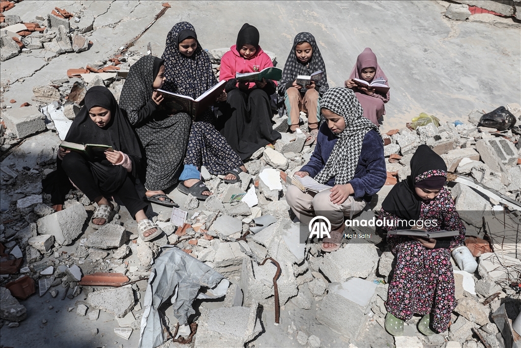 Палестинские дети проводят Рамазан, читая Коран среди руин разрушенной мечети