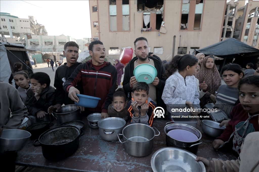 Gazze'de yerinden edilmiş Filistinlilere sıcak yemek dağıtımı yapıldı