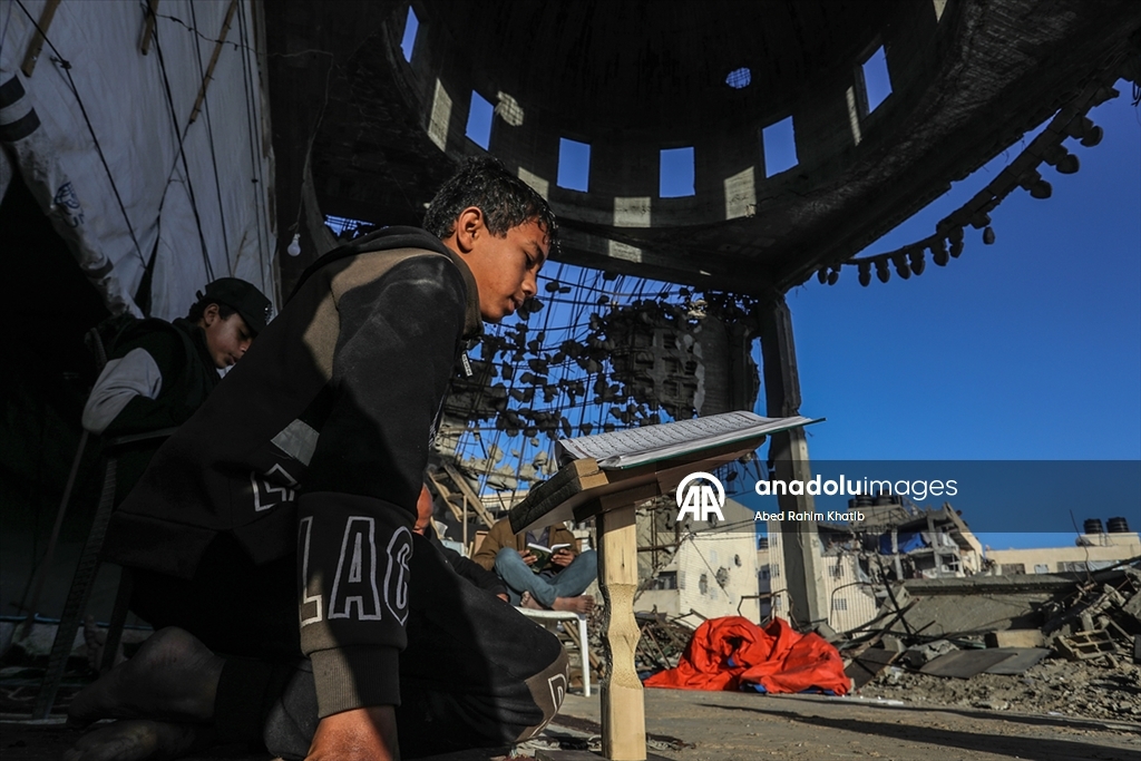 Filistinliler, ramazan ayını yıkılan cami enkazında Kuran-ı Kerim okuyarak geçiriyor