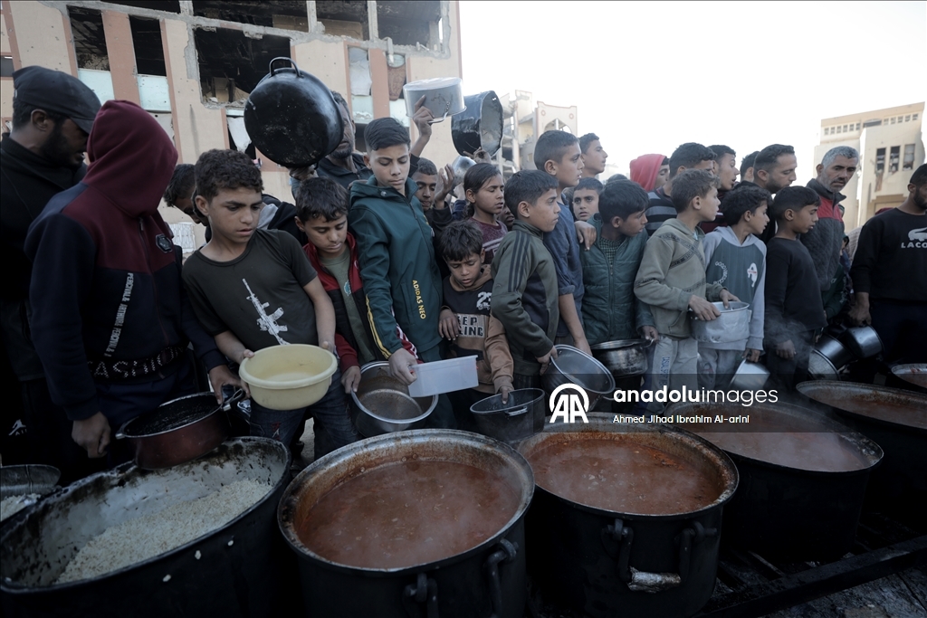 Gazze'de yerinden edilmiş Filistinlilere sıcak yemek dağıtımı yapıldı