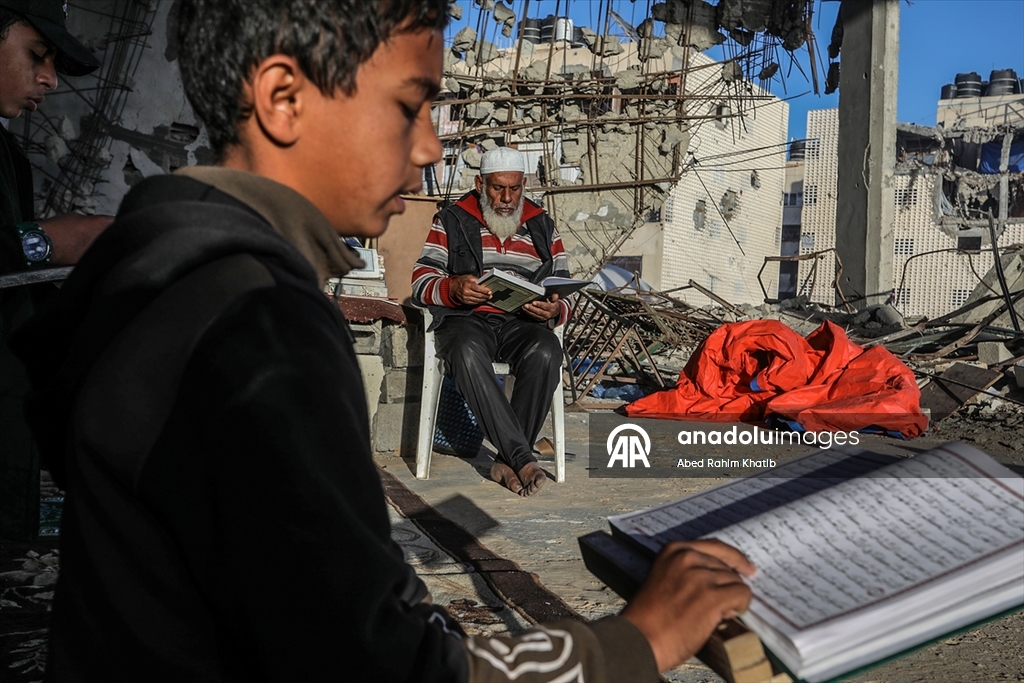 Filistinliler, ramazan ayını yıkılan cami enkazında Kuran-ı Kerim okuyarak geçiriyor