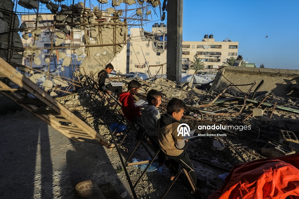 Filistinliler, ramazan ayını yıkılan cami enkazında Kuran-ı Kerim okuyarak geçiriyor