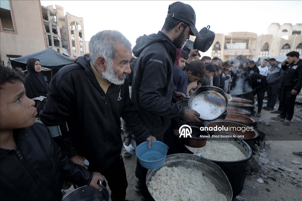 Gazze'de yerinden edilmiş Filistinlilere sıcak yemek dağıtımı yapıldı