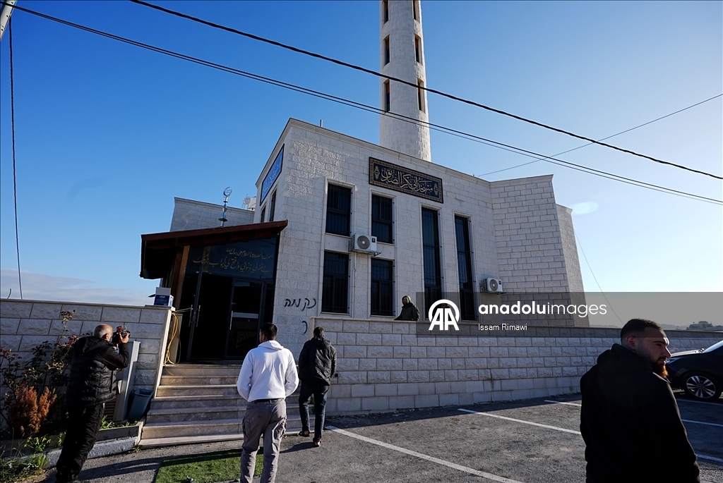 مستوطنون إسرائيليون يحرقون أجزاء من مسجد شمالي الضفة