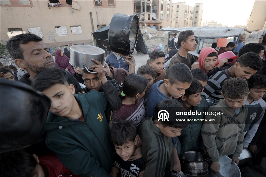 Gazze'de yerinden edilmiş Filistinlilere sıcak yemek dağıtımı yapıldı