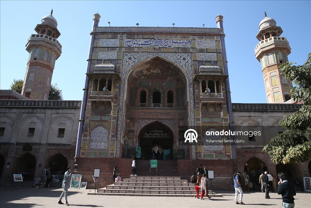 Babürlerin motifleriyle ünlü mabedi: Vezir Han Camisi