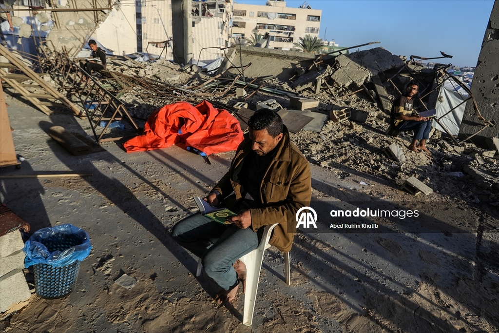 Filistinliler, ramazan ayını yıkılan cami enkazında Kuran-ı Kerim okuyarak geçiriyor
