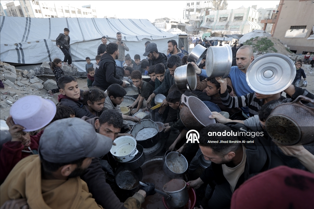 Gazze'de yerinden edilmiş Filistinlilere sıcak yemek dağıtımı yapıldı