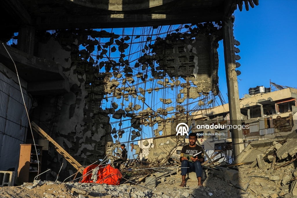 Filistinliler, ramazan ayını yıkılan cami enkazında Kuran-ı Kerim okuyarak geçiriyor