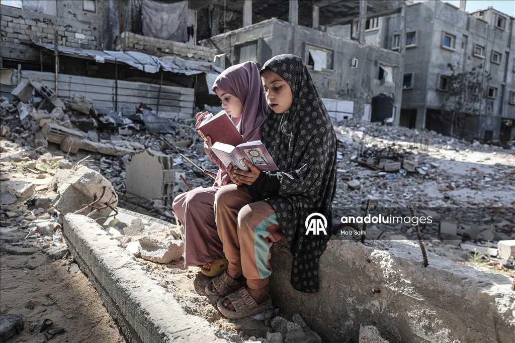 Палестинские дети проводят Рамазан, читая Коран среди руин разрушенной мечети