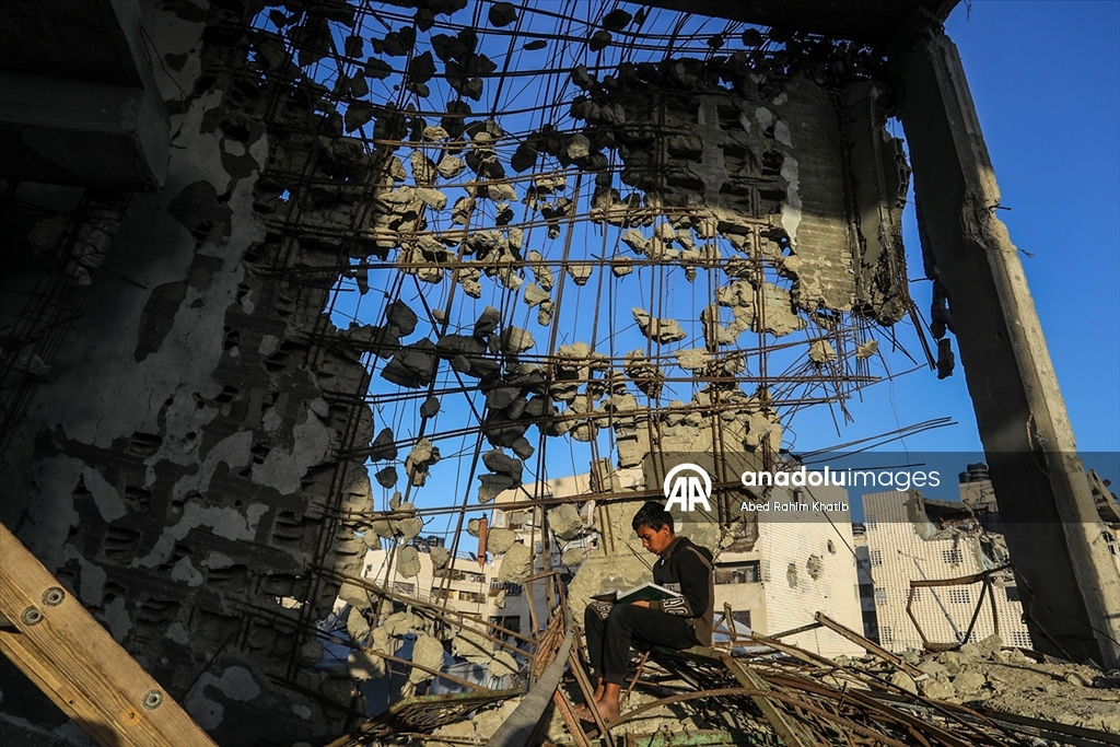Filistinliler, ramazan ayını yıkılan cami enkazında Kuran-ı Kerim okuyarak geçiriyor