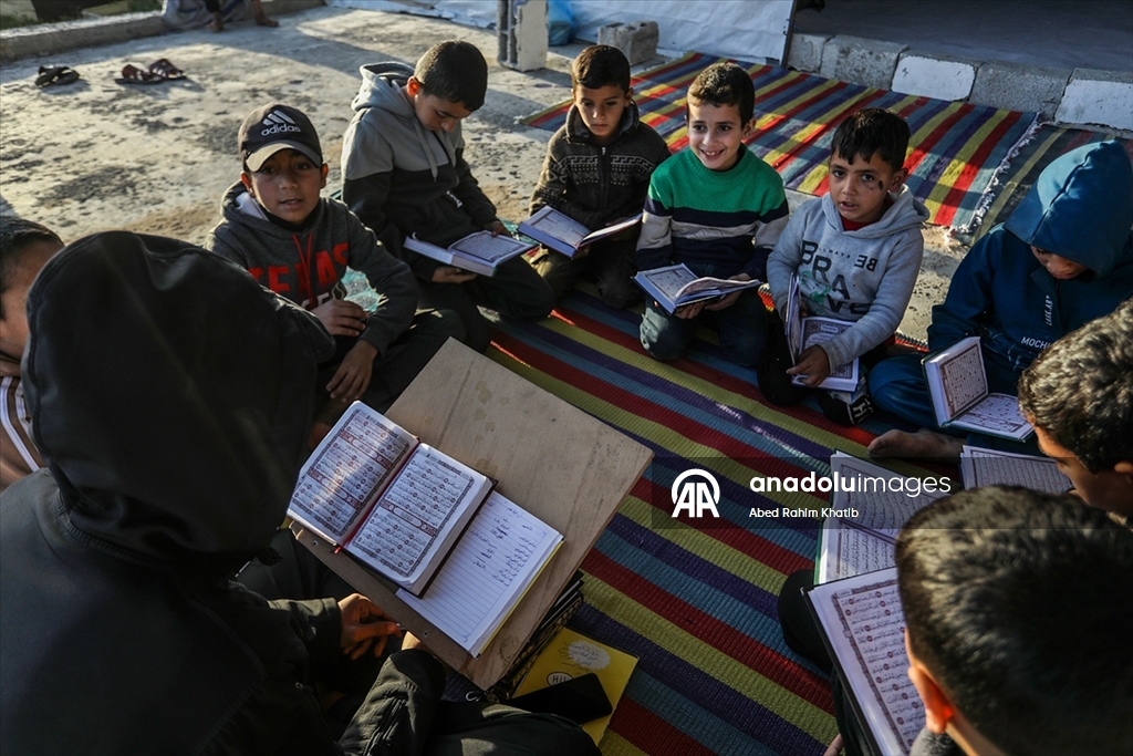 Filistinliler, ramazan ayını yıkılan cami enkazında Kuran-ı Kerim okuyarak geçiriyor
