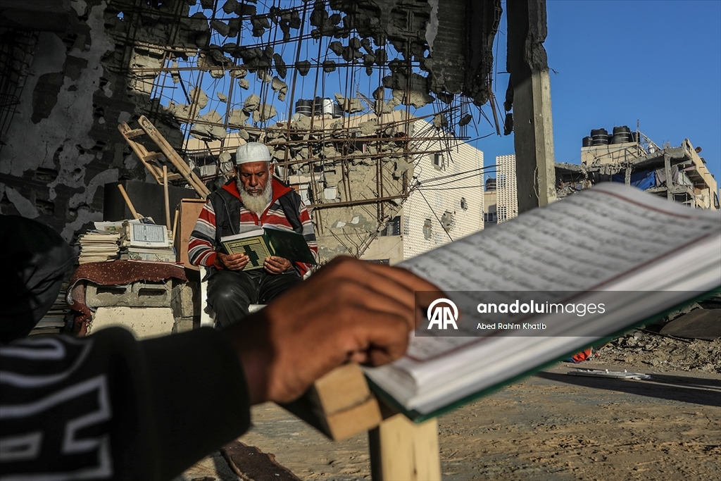 Filistinliler, ramazan ayını yıkılan cami enkazında Kuran-ı Kerim okuyarak geçiriyor
