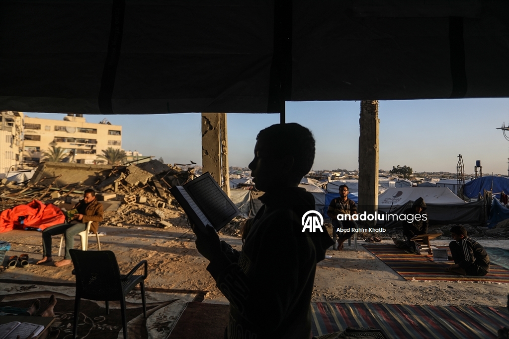 Filistinliler, ramazan ayını yıkılan cami enkazında Kuran-ı Kerim okuyarak geçiriyor