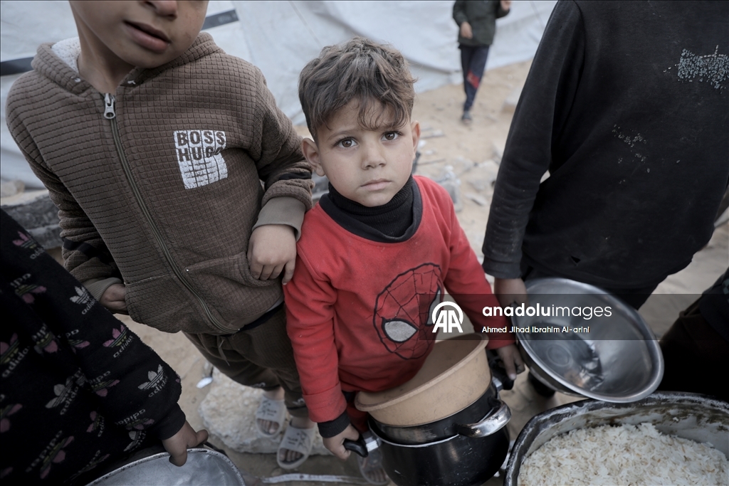 Gazze'de yerinden edilmiş Filistinlilere sıcak yemek dağıtımı yapıldı