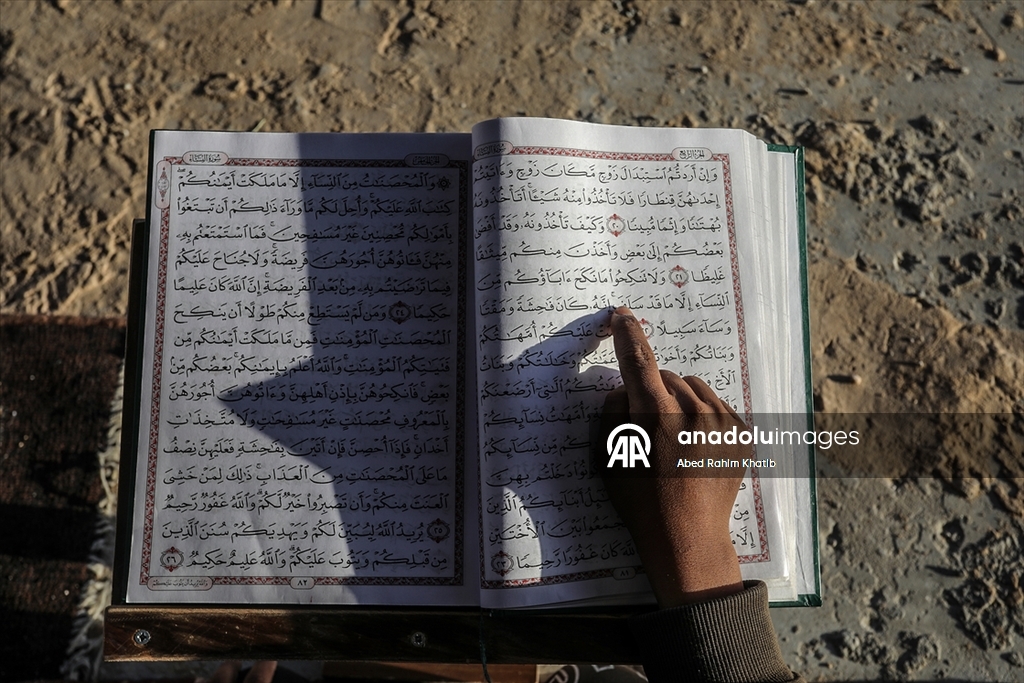 Filistinliler, ramazan ayını yıkılan cami enkazında Kuran-ı Kerim okuyarak geçiriyor