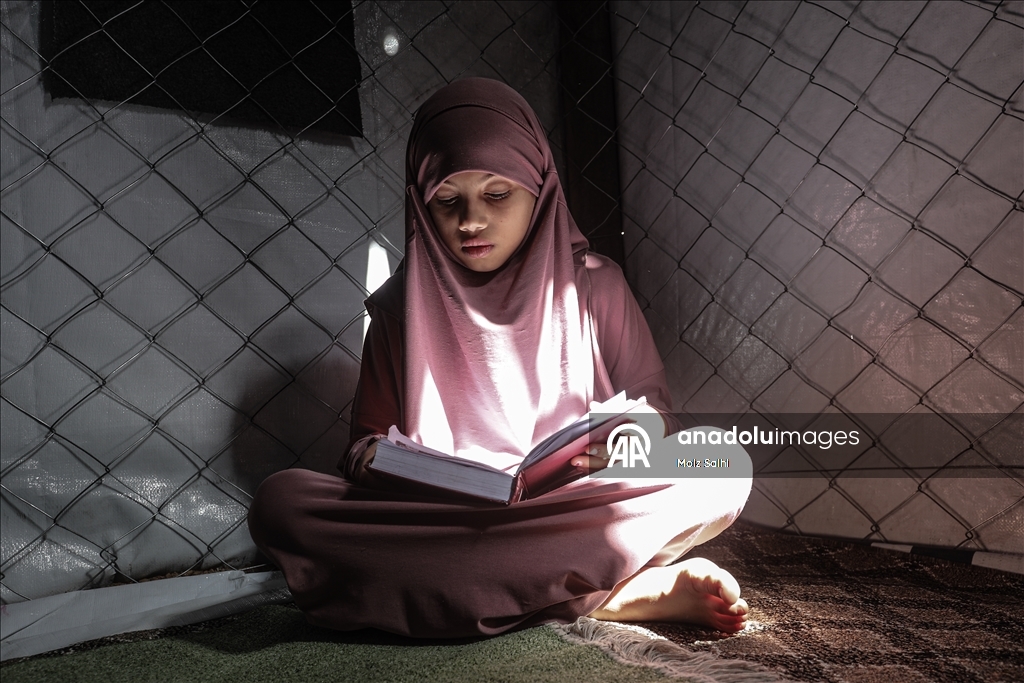 Палестинские дети проводят Рамазан, читая Коран среди руин разрушенной мечети