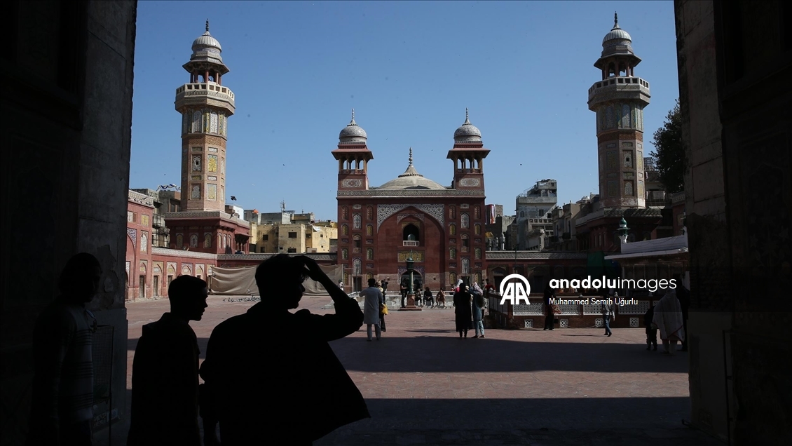 Babürlerin motifleriyle ünlü mabedi: Vezir Han Camisi