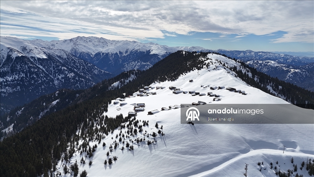 Снежные пейзажи гор Качкар и плато в турецком Ризе засняли с дрона