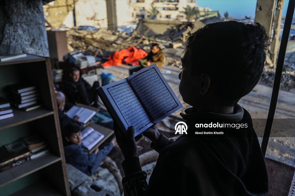 Filistinliler, ramazan ayını yıkılan cami enkazında Kuran-ı Kerim okuyarak geçiriyor