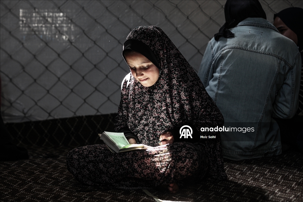 Палестинские дети проводят Рамазан, читая Коран среди руин разрушенной мечети