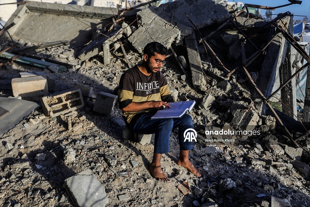 Filistinliler, ramazan ayını yıkılan cami enkazında Kuran-ı Kerim okuyarak geçiriyor