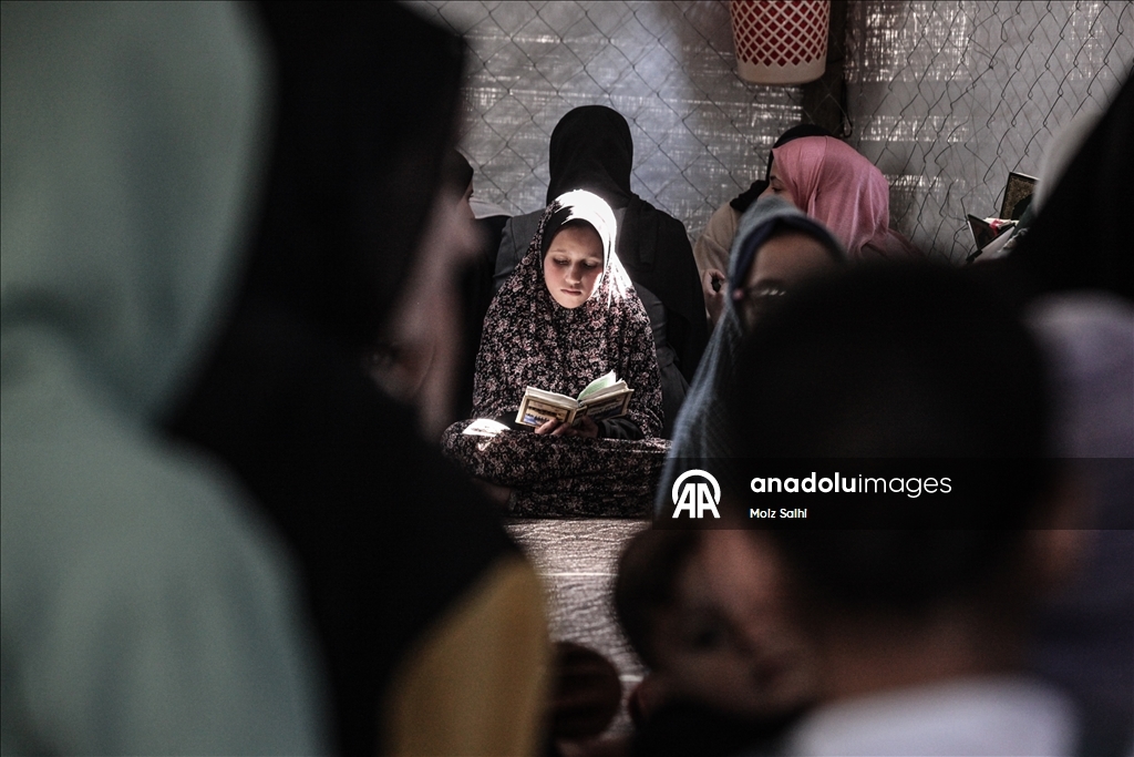 Палестинские дети проводят Рамазан, читая Коран среди руин разрушенной мечети