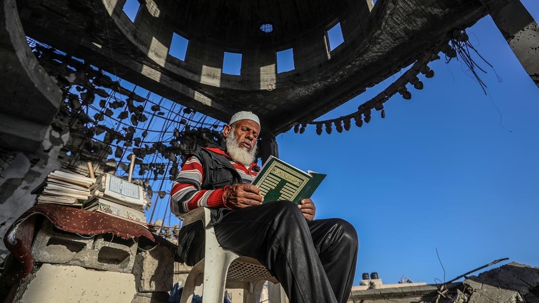 Filistinliler, ramazan ayını yıkılan cami enkazında Kuran-ı Kerim okuyarak geçiriyor