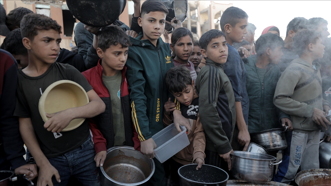 Gazze'de yerinden edilmiş Filistinlilere sıcak yemek dağıtımı yapıldı