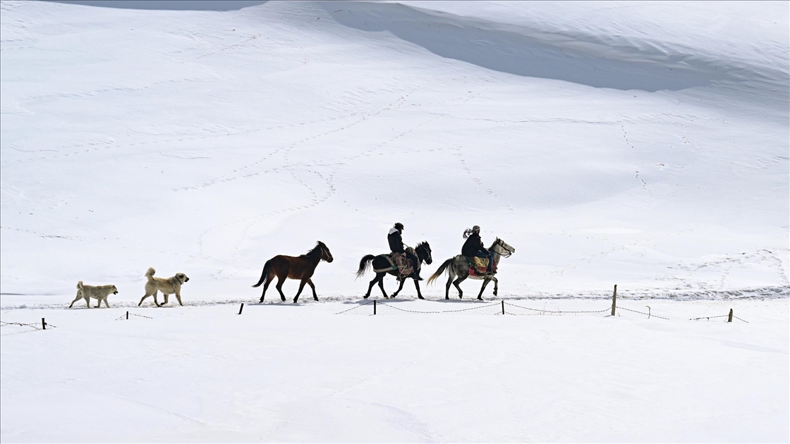 "Kar koridoru"ndan geçerek ilçeye ulaşıyorlar
