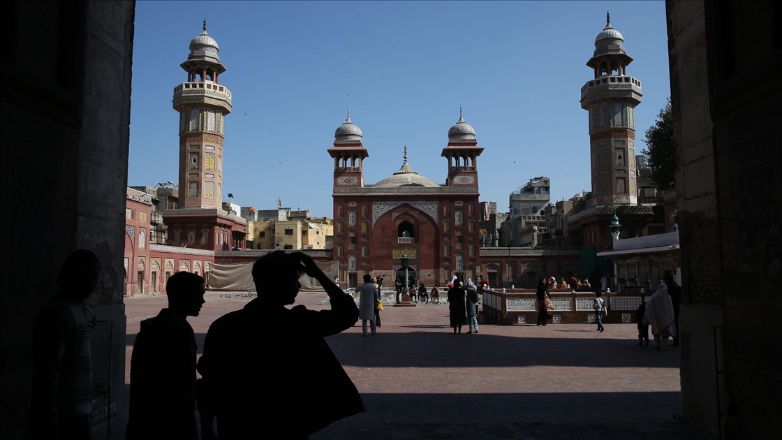 Babürlerin motifleriyle ünlü mabedi: Vezir Han Camisi