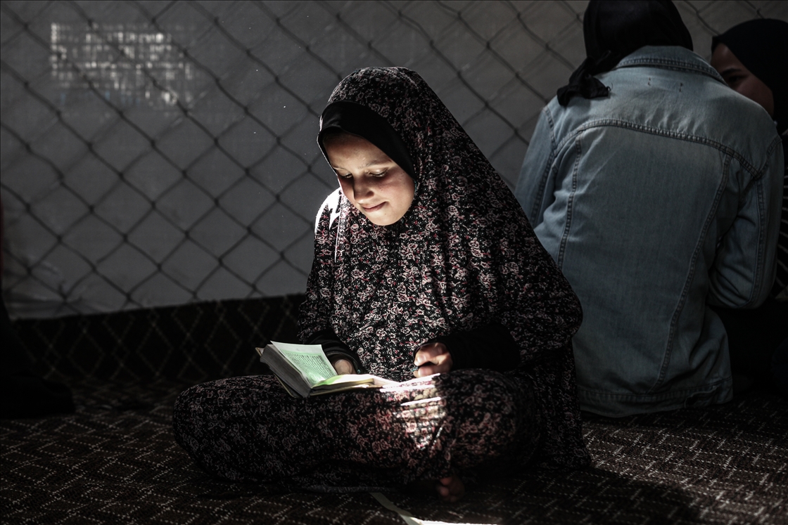 Палестинские дети проводят Рамазан, читая Коран среди руин разрушенной мечети