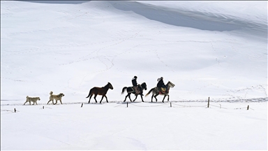 "Kar koridoru"ndan geçerek ilçeye ulaşıyorlar