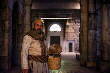 Сирийский «рамазанский барабанщик» хочет передать традицию будущим поколениям в Дамаске