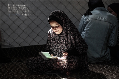 Палестинские дети проводят Рамазан, читая Коран среди руин разрушенной мечети