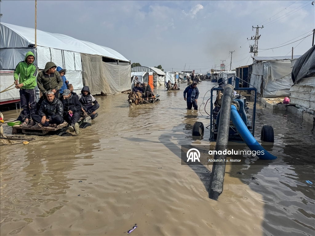 أول منخفض برمضان.. أمطار تغرق خيام نازحين بغزة وتفاقم مأساتهم