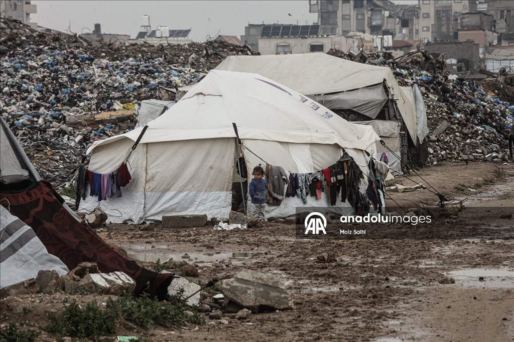 Gazze'de yerinden edilen Filistinlilerin çadırlarını şiddetli yağış nedeniyle su bastı