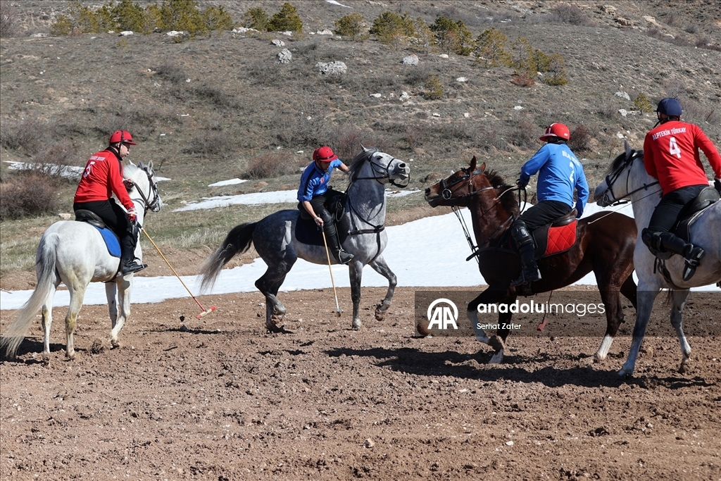 Geçmişi yüzyıllar öncesine dayanan atlı spor geleneği "çevgan" Sivas'ta yaşatılıyor
