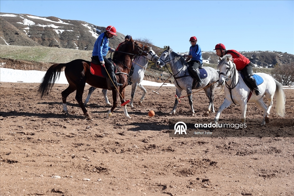 Geçmişi yüzyıllar öncesine dayanan atlı spor geleneği "çevgan" Sivas'ta yaşatılıyor