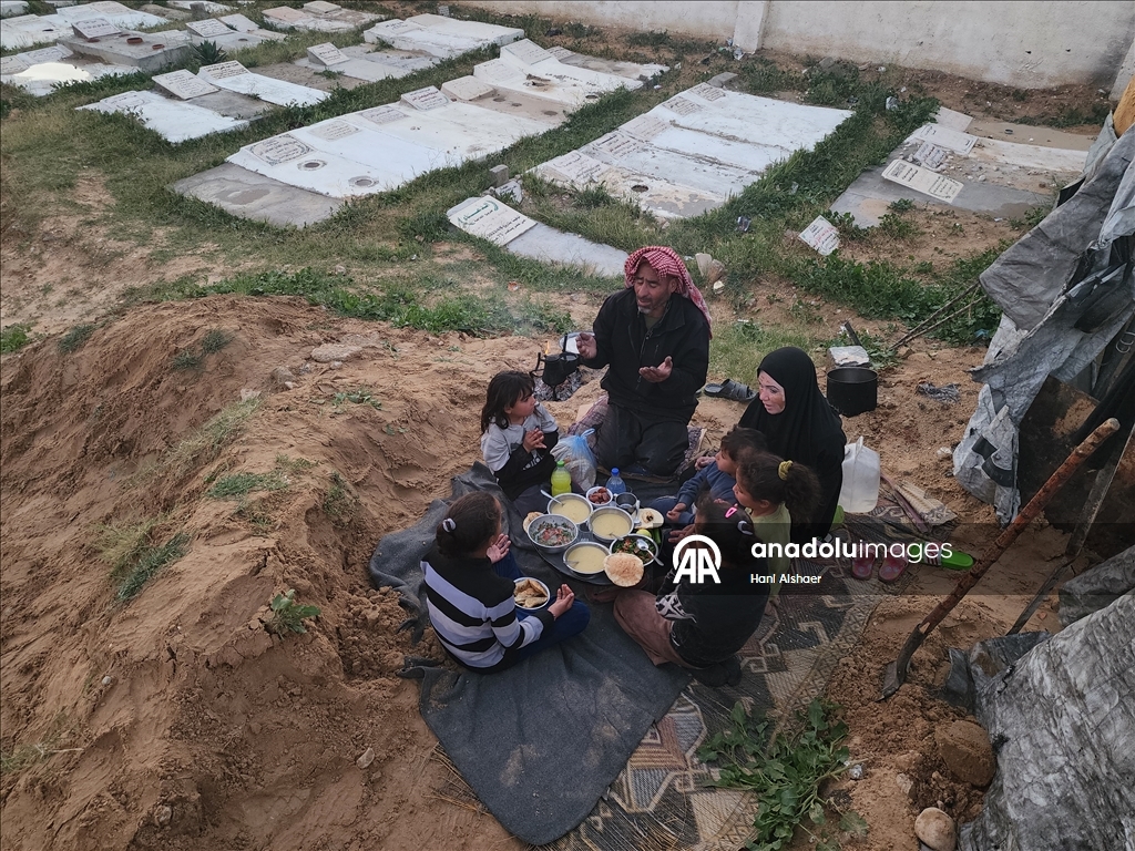 Yerinden edilmiş Gazzeli aile ramazanı buruk karşılıyor