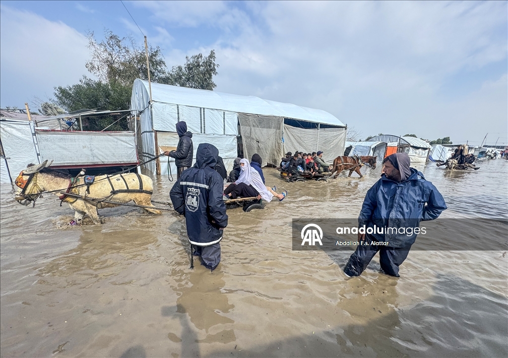 أول منخفض برمضان.. أمطار تغرق خيام نازحين بغزة وتفاقم مأساتهم