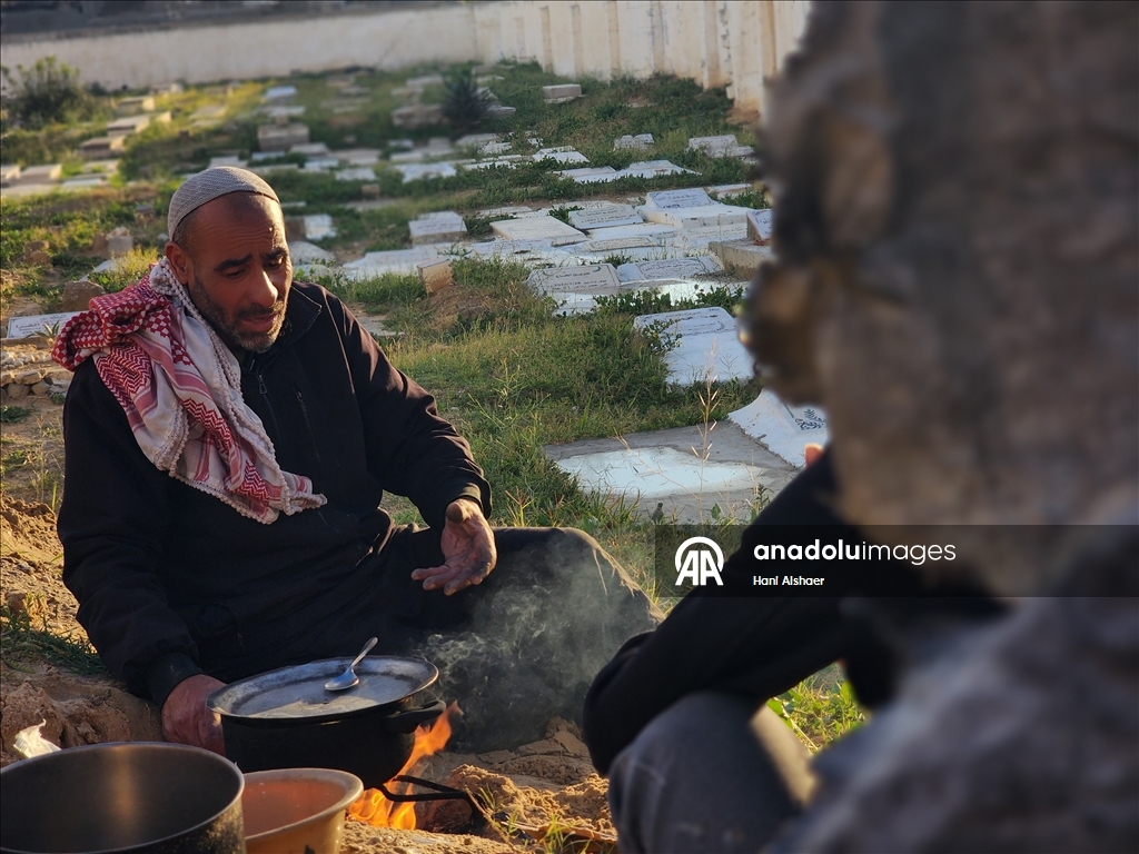 Yerinden edilmiş Gazzeli aile ramazanı buruk karşılıyor