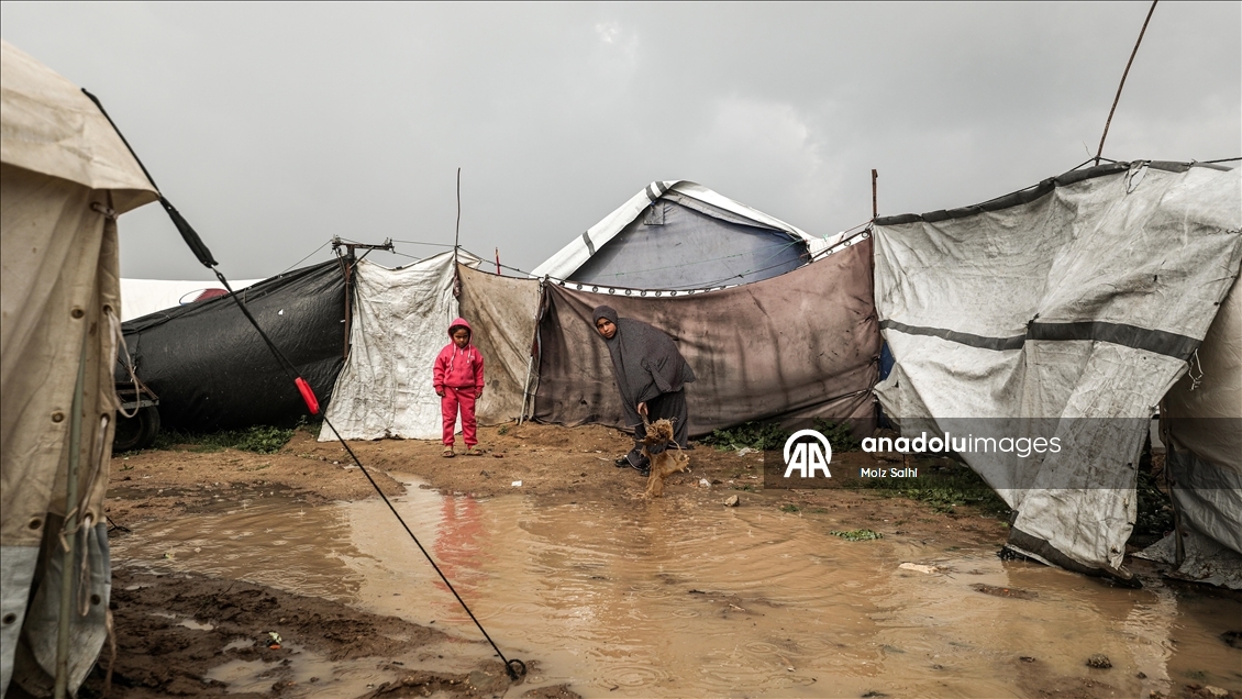 Gazze'de yerinden edilen Filistinlilerin çadırlarını şiddetli yağış nedeniyle su bastı